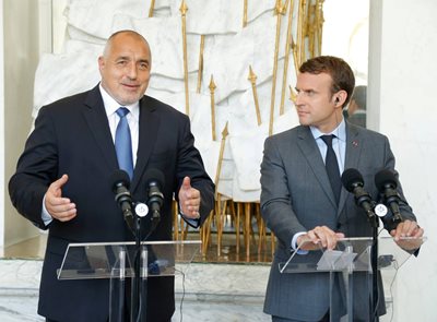 Бойко Борисов и Еманюел Макрон се засипаха с взаимни комплименти при първата си среща в Париж през юни. И тогава обаче темата за социалния дъмпинг е била повдигната от френския президент.