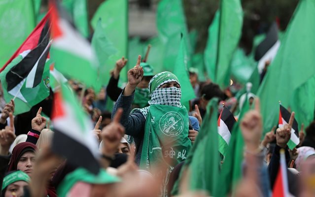 есетки хиляди палестинци се събраха в град Газа на митинг по случай навършването на 31 години от основаването на групировката Хамас СНИМКА: РОЙТЕРС