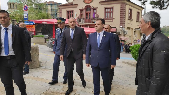 Президентът е във Велико Търново по повод честванията за 140 г. от приемането на Търновската конституция. Той бе гост на тържествено заседание на Конституционния съд. Снимка ДИМА МАКСИМОВА
