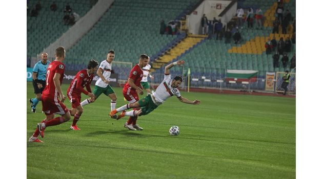 Галин Иванов лети към земята след съприкосновение с унгарски футболист.