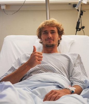 Александър Зверев претърпя операция на десния глезен, който контузи в мача с Надал в Париж.
