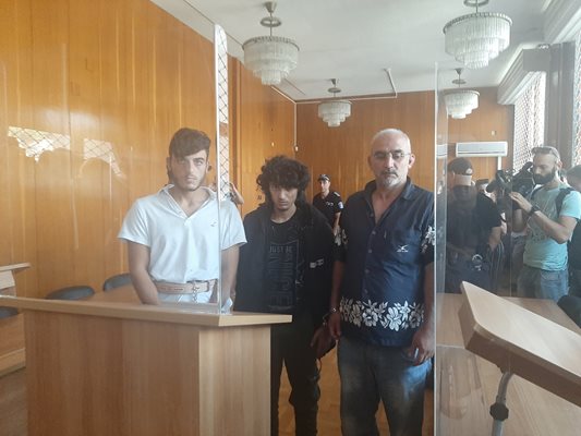 Омар (вляво) и двамата му съучастници Ахмал и Абдулах в съда в Бургас