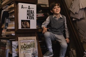 Най-четящото дете на София - Виктор, минава на романи, вече е голям за приказки