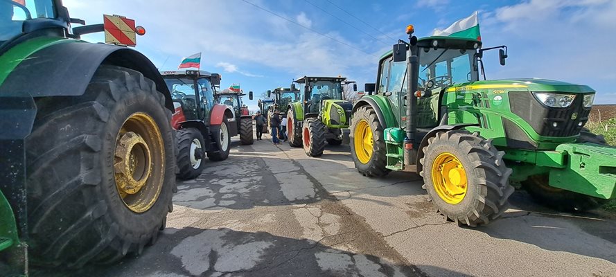 Зърнопроизводители блокираха границата ни с Румъния при Кардам Снимка: Дияна Райнова