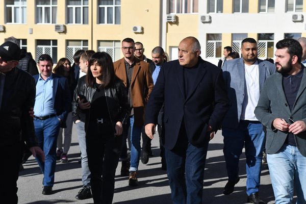 Борисов пристига в избирателната си секция