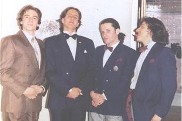 Александър Пелев (на снимката вляво) заедно със съученици от класическата