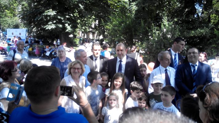 Президентът позира за общи снимки с редица деца и родители.