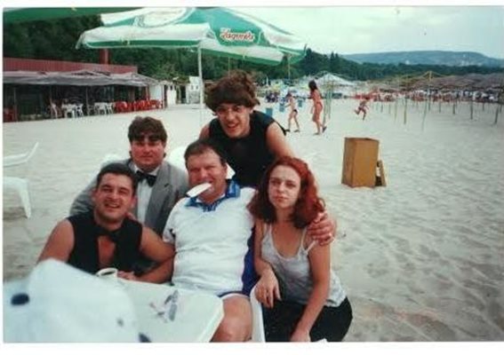 2000 г. на плажа във Варна Мартнов снима шоу с комиците от “Тутурутка”.