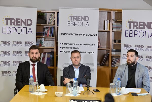 Модераторът на дискусията Георги Милков с Андрей Новаков (вляво) и Владимир Сиркаров (вдясно)