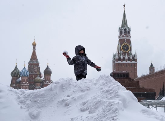 Момче си играе със снега на Червения площад СНИМКА: Ройтерс