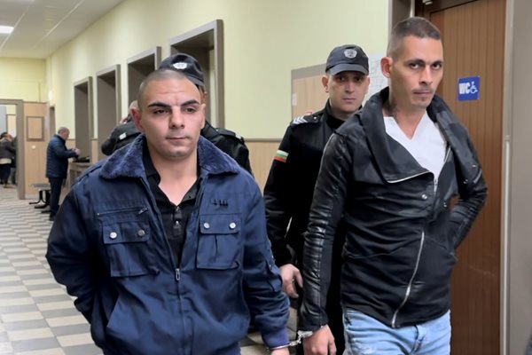 Николай Пенев (вляво) и брат му Мариян на път към съдебната зала.