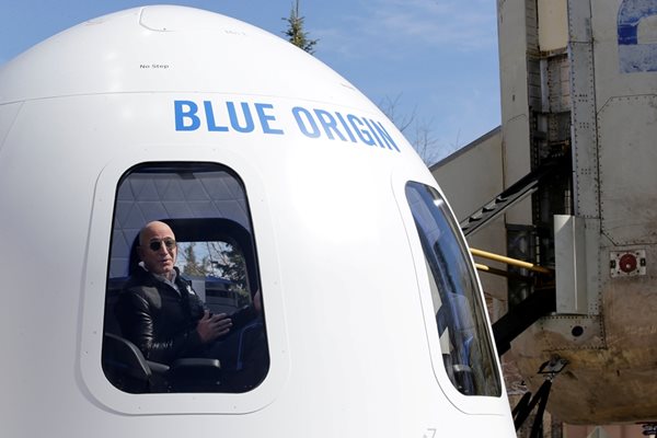 Джеф Безос в капсулата на ракета на “Блу Ориджин”.