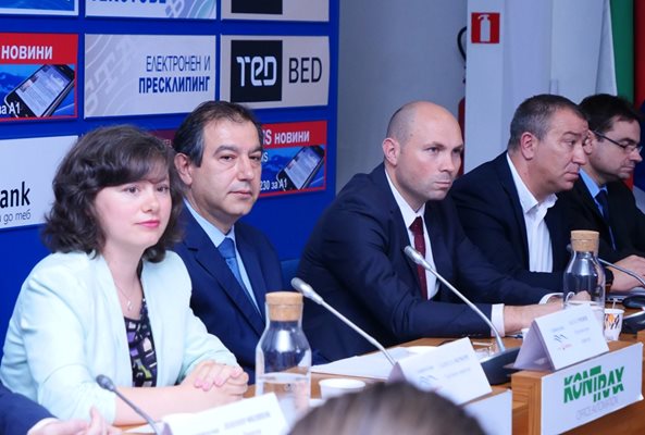 Габриела Меркоре, търговски директор, и Васил Тренев, изпълнителен директор на “Софийска вода”