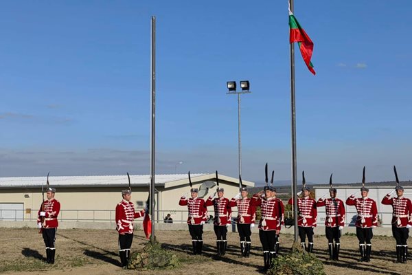 Военните издигат знамената на България, Италия и НАТО.