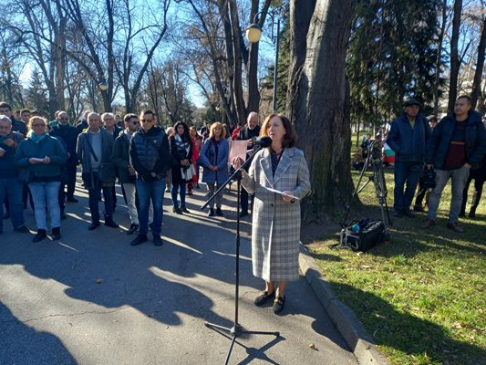 Шефката на БНТ в Пловдив Десислава Шишманова изнесе пламенно слова за живота и делото на Христо Ботев.