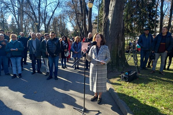 Шефката на БНТ в Пловдив Десислава Шишманова изнесе пламенно слова за живота и делото на Христо Ботев.