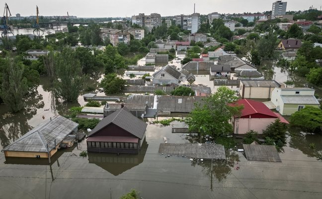 Над 600 кв. км са наводнени в Украйна след разрушаването на язовира в Каховка
Снимка:Ройтерс