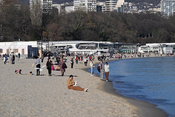 Le soleil et le temps chaud ont attiré des centaines de personnes de Varna à la plage le deuxième jour de Noël.  tournage;  Orlène Tsanev