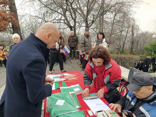 Кметът Костадин Димитров се спря при продавачите на знамена и си купи трибагреник.