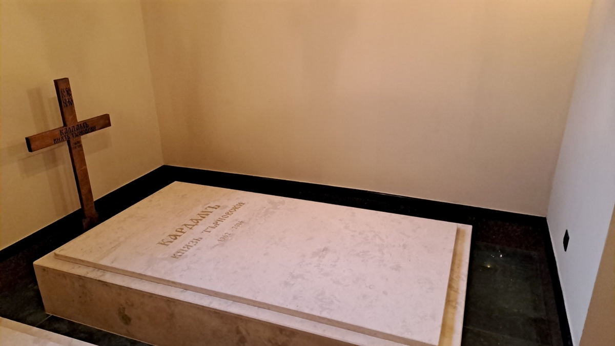 Тленните останки на княз Кардам Търновски са положени в гроба му в криптата във Варна