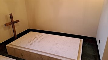 Тленните останки на княз Кардам Търновски са положени в гроба му в криптата във Варна