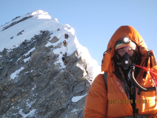 Еверест, 22 май 2009 г. Петя е на метри от върха, на заден фон останалите от експедицията също изкачват покрива на света