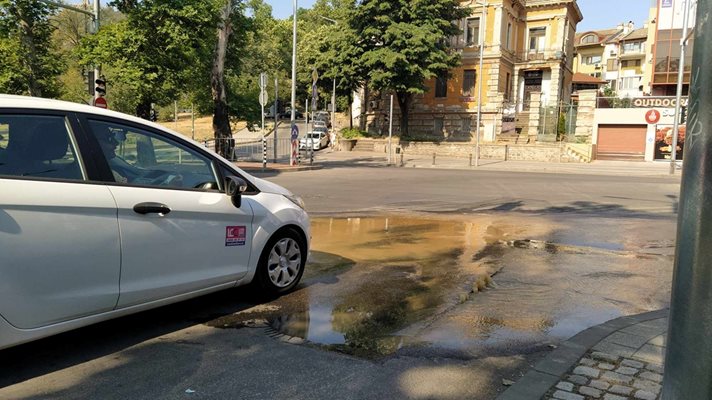 Мястото, където е ВиК аварията, е много натоварено с движение.