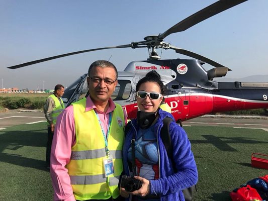 Хеликоптерите най-сетне излетяха от Катманду в понеделник сутринта. На снимката - режисьорката Поли Генчева и мениджърът на "Симрик Еър" Йогеш Сапкота / Снимка: Фейсбук Поли Генчева