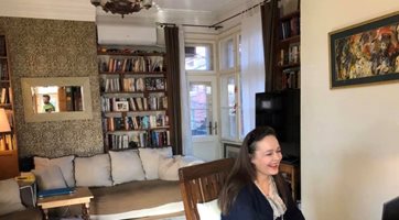 Искра Ангелова прави предаване от хола си (Видео)