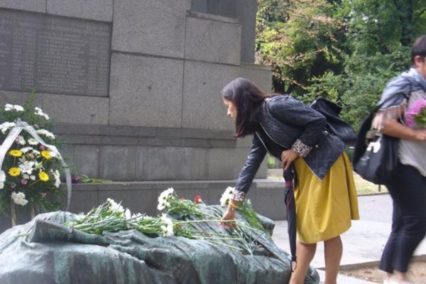 Най-напред представителите на групата за единение поднесоха своите цветя и венец пред Братската могила на загиналите антифашисти в парк "Пети октомври" в Стара Загора. 
