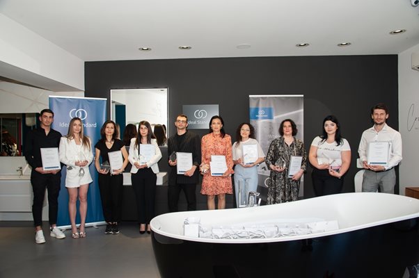  Победителите с наградите си в представителния шоурум на Ideal Standard - TheBathroom в София