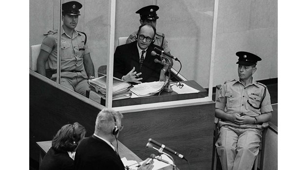 ВОЕННОПРЕСТЪПНИК: Адолф Айхман по време на процеса в Израел.