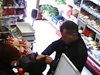 Мъж краде 5 кутии цигари в столичен магазин (Видео)