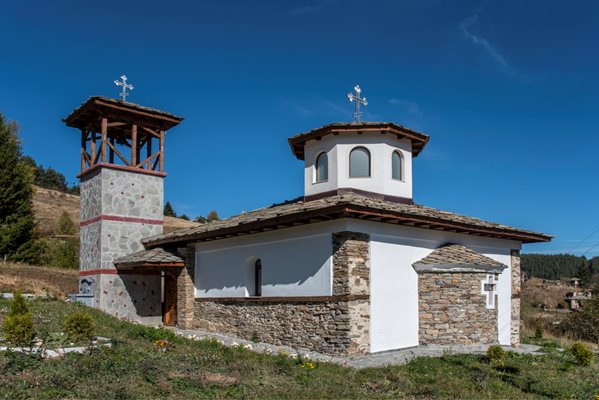 Възстановената  църква "Свети пророк Илия" в родопското село Чурен. 


СНИМКА: Община "Родопи".