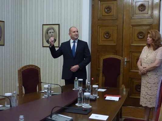 9-часов работен ден изкараха президентът Румен Радев и вицепрезидентът Илияна Йотова покрай консултациите за третия мандат