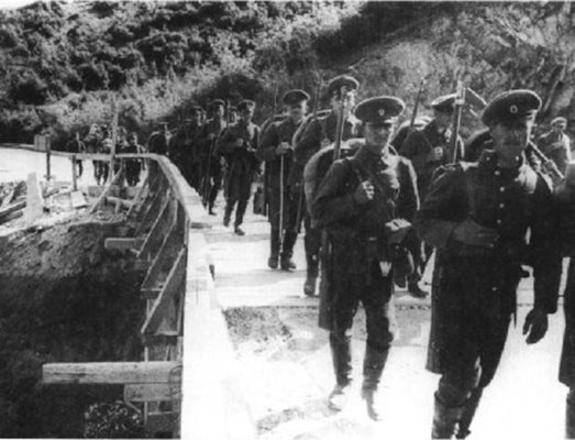 Българска военна колона в поход през първата половина на ХХ век