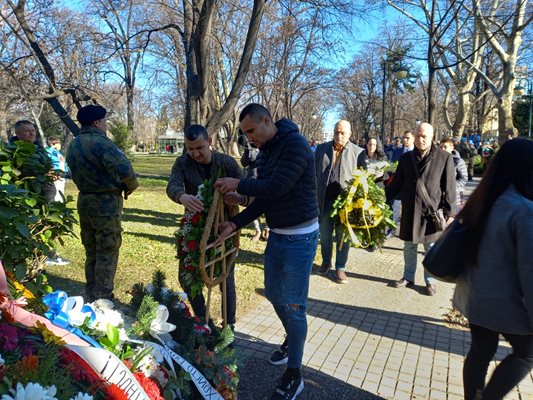 Звездите на "Ботев" Тодор Неделев и Виктор Генев поднасят цвета пред паметника на великия българин.