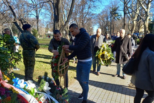 Звездите на "Ботев" Тодор Неделев и Виктор Генев поднасят цвета пред паметника на великия българин.