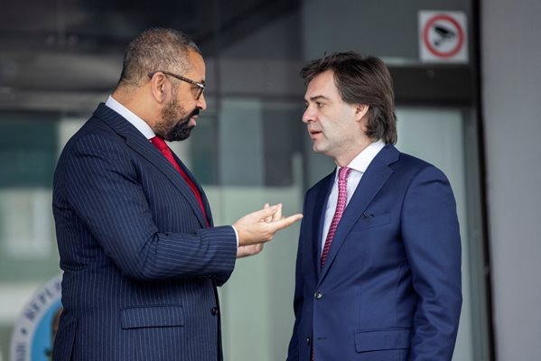 Британският външен министър Джеймс Клевърли (вляво) и молдовският вицепремиер Нику Попеску на среща в Кишинев.
СНИМКА: РОЙТЕРС