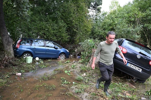 Много автомобили са силно повредени. Снимка: Орлин Цанев