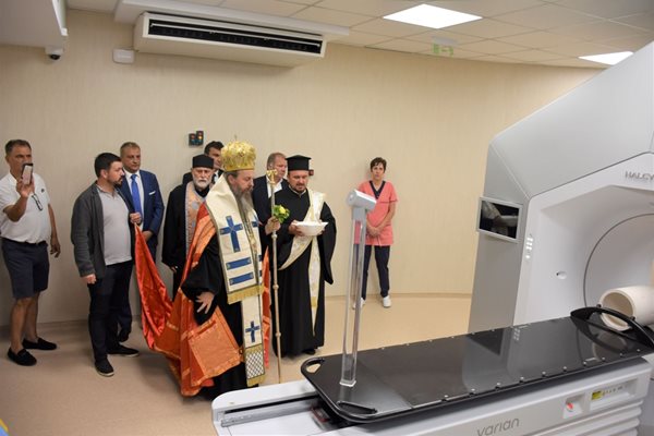 Неврокопският митрополит Серафим освети новия линеен ускорител за лъчетерапия в онкоболницата „Св. Мина“ в Благоевград.