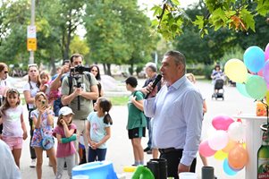 Кметът на "Красно село" арх. Румен Русев подари химично шоу на децата