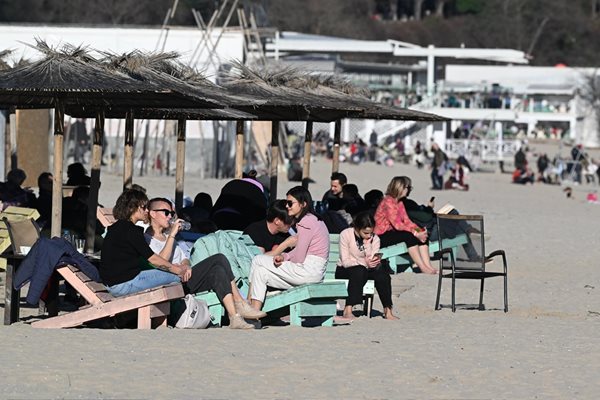 Le soleil et le temps chaud ont attiré des centaines de personnes de Varna à la plage le deuxième jour de Noël.  tournage;  Orlène Tsanev