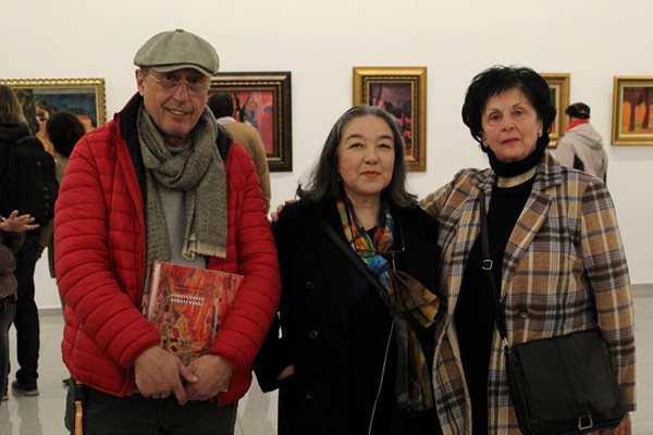 Художникът Ангел Гешев и пианистката Юлия Петрова (вдясно) бяха на откриването на изложбата на Генко.