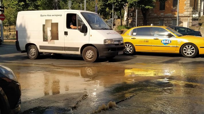 Кален гейзер блика от асфалта до възлов булевард в Пловдив, затварят участъка (Снимки)