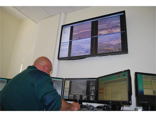 Интеграционният център за наблюдение е пълен с техника и LCD дисплеи с висока резолюция. 
