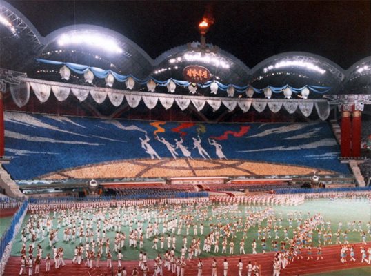Стадионът в Пхенян на откриването на Световния младежки фестивал