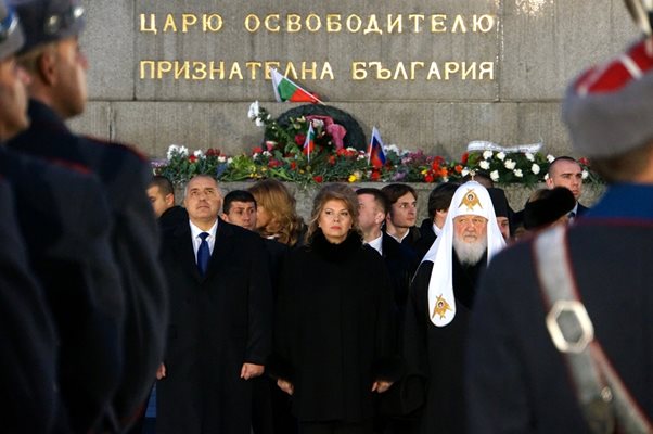 Бойко Борисов (вляво) и руският патриарх Кирил (най-вдясно) на церемонията по случай 3-ти март пред парламента.