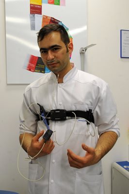 Д-р Петър Чипев показва апарат за полиграфско изследване. Обикновено то се използва в домашни условия за диагностика на сънна апнея.