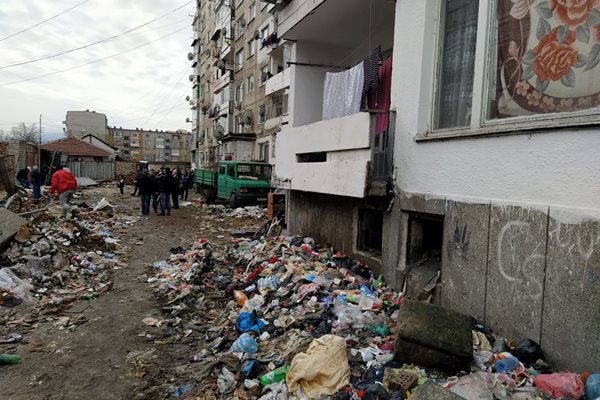 Могили от боклуци се стелят край блоковете в "Столипиново". Снимки и видео: Авторът